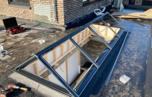 Nieuwbouw glazen lichtstraat overkapping