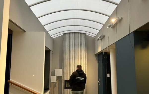 Nieuwbouw halfrond gebogen lichtstraat