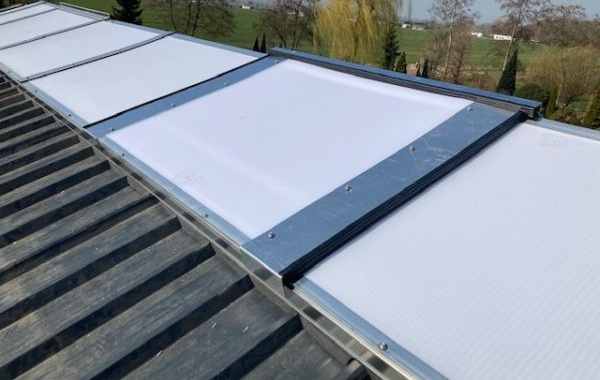 Nieuwbouw lichtstraat met ventilatieluiken Zoelen