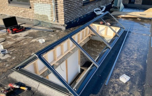 Nieuwbouw glazen lichtstraat overkapping
