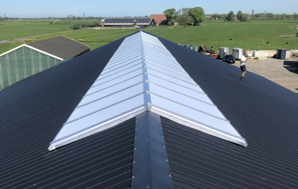 Polycarbonaat zadeldak lichtstraat